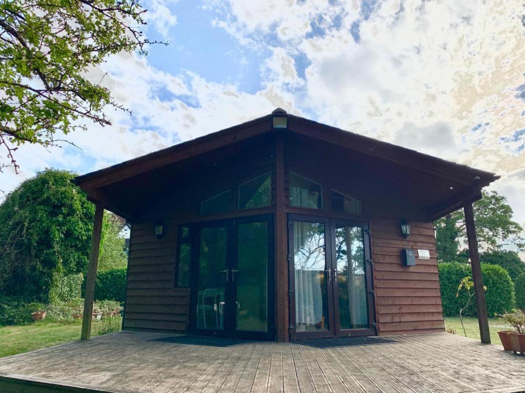 The Reading Whole Chalet With Lake And Two Acre Gardens المظهر الخارجي الصورة