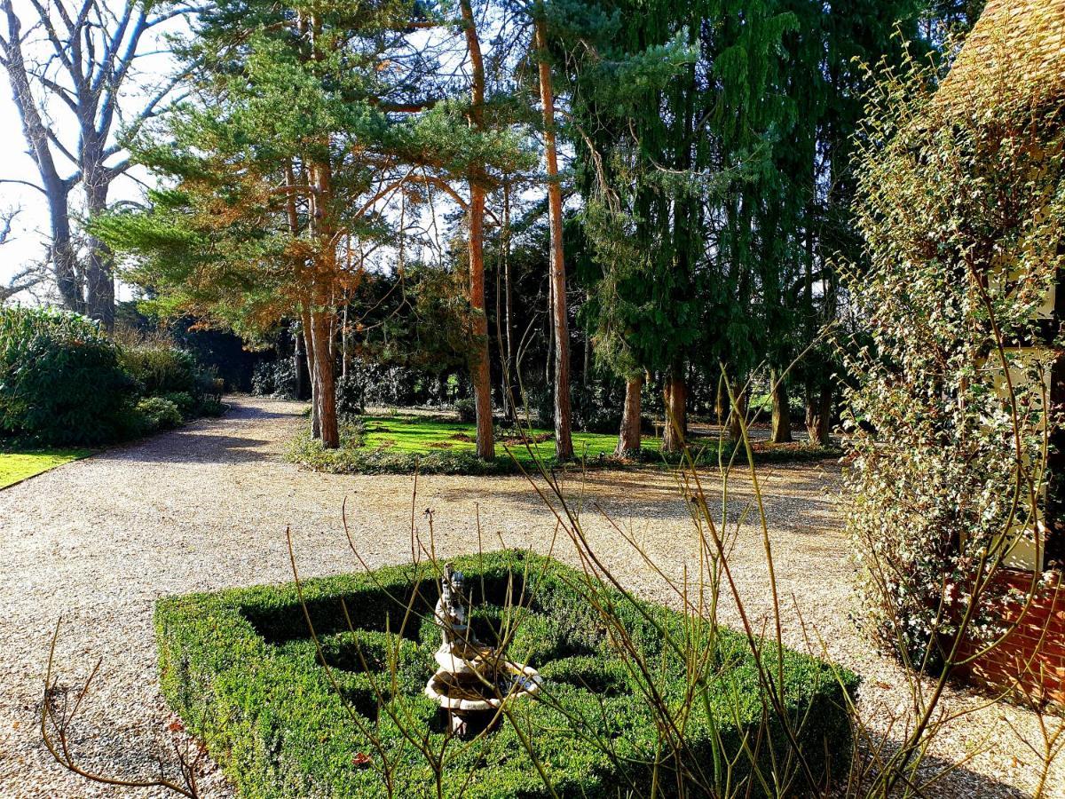 The Reading Whole Chalet With Lake And Two Acre Gardens المظهر الخارجي الصورة