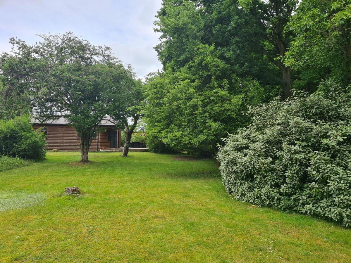 The Reading Whole Chalet With Lake And Two Acre Gardens المظهر الخارجي الصورة