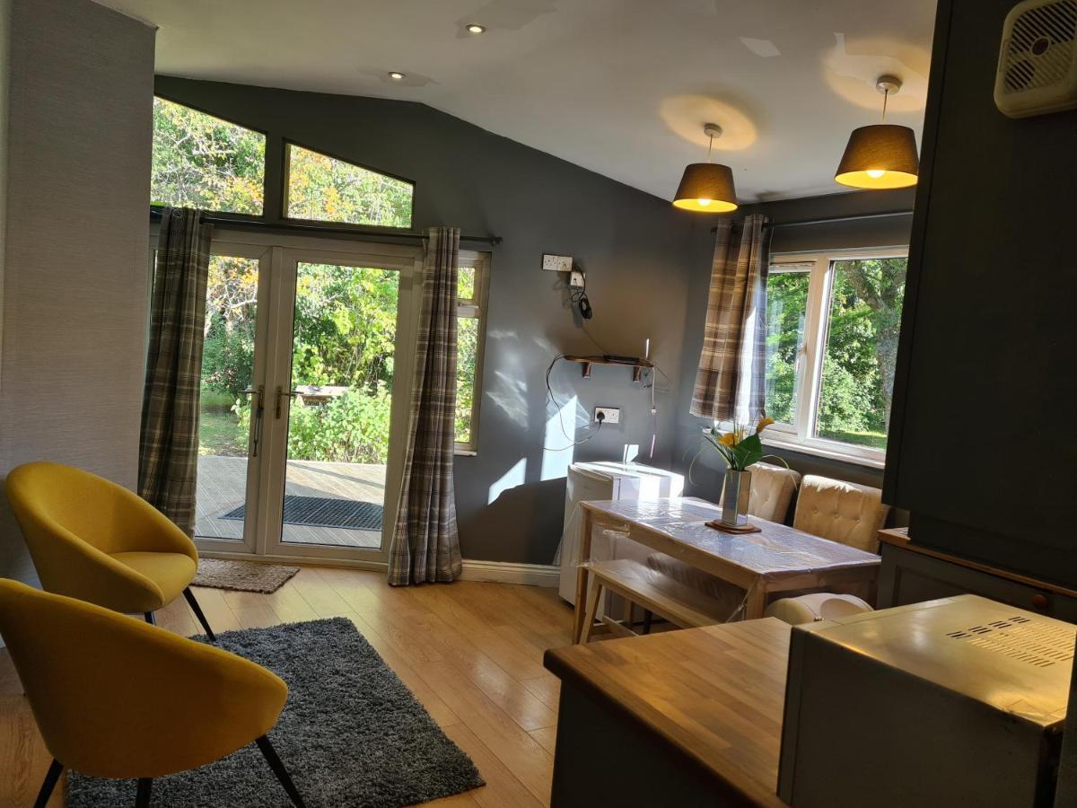 The Reading Whole Chalet With Lake And Two Acre Gardens المظهر الخارجي الصورة