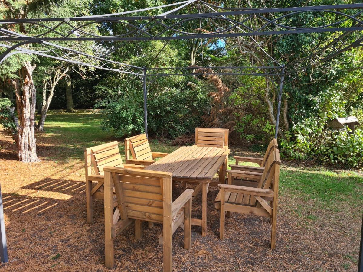 The Reading Whole Chalet With Lake And Two Acre Gardens المظهر الخارجي الصورة