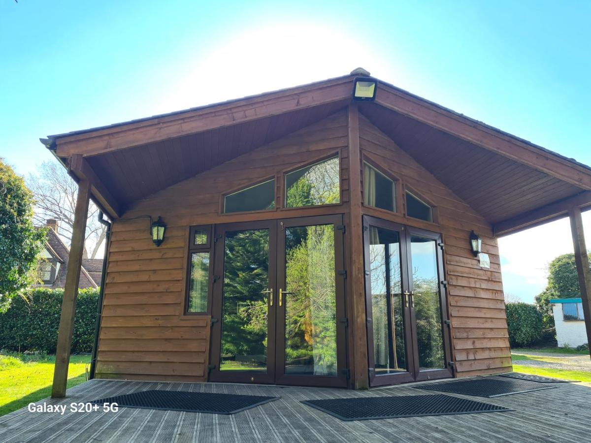 The Reading Whole Chalet With Lake And Two Acre Gardens المظهر الخارجي الصورة