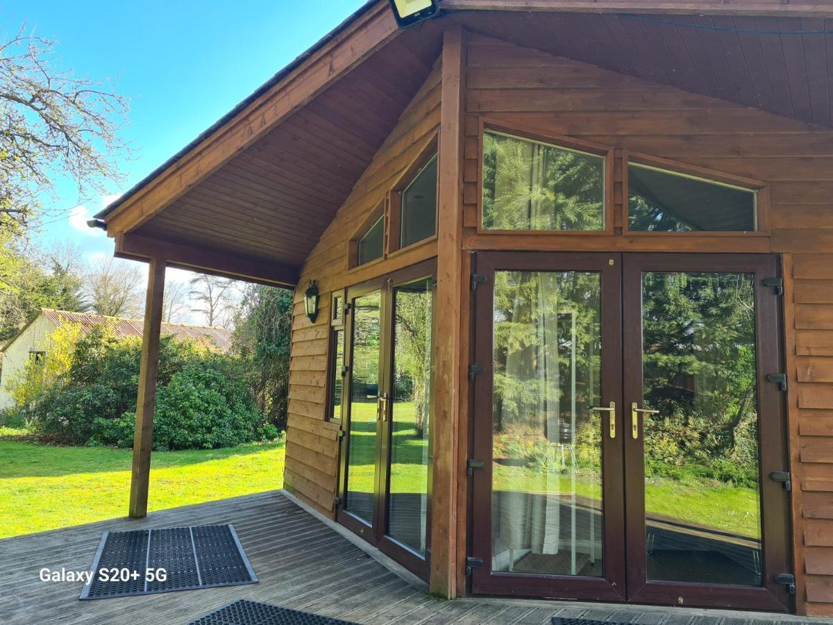 The Reading Whole Chalet With Lake And Two Acre Gardens المظهر الخارجي الصورة
