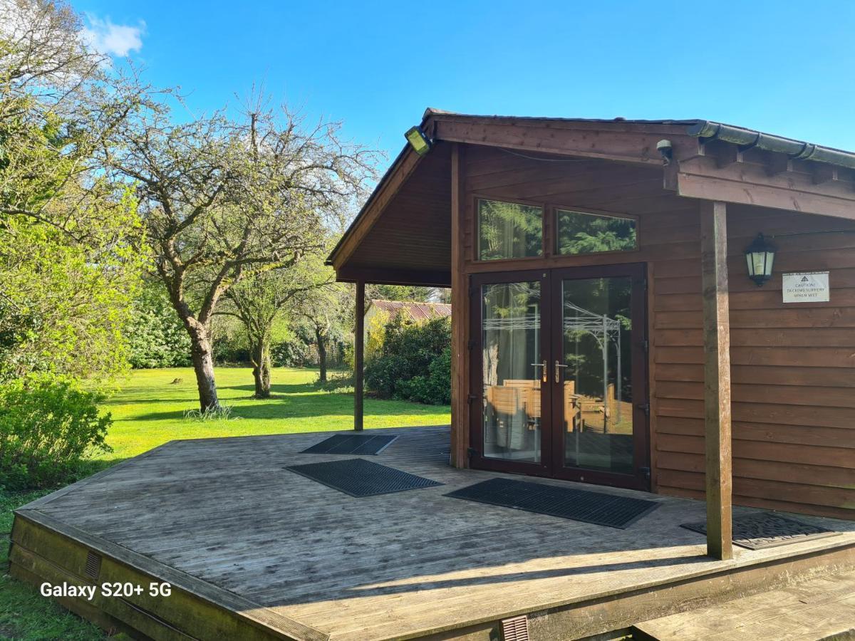 The Reading Whole Chalet With Lake And Two Acre Gardens المظهر الخارجي الصورة